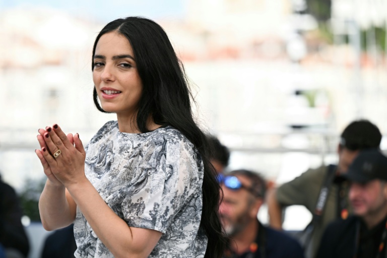 La réalisatrice française Hafsia Herzi prend la pose, le 17 mai 2025 à Cannes (Alpes-Maritimes)