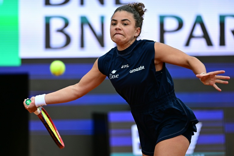 L'Italienne Jasmine Paolini frappe un revers face à l'Américaine Coco Gauff en finale du tournoi WTA 1000 de Rome le 17 mai 2025