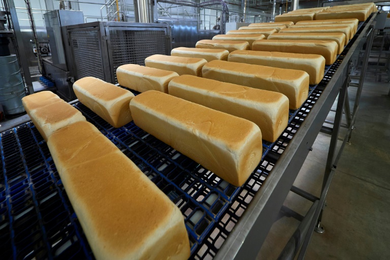 Des pains sur une sur une ligne de production de l'usine Harrys à Montierchaume, le 29 avril 2025 dans l'Indre