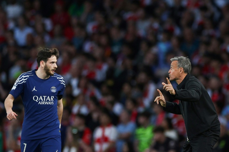 Khvitcha Kvaratskhelia et son entraîneur Luis Enrique lors de la demi-finale aller de Ligue des champions contre Arsenal, le 29 avril 2025 à Londres