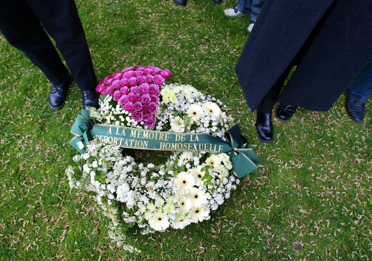 Des membres d'associations homosexuelles déposent une gerbe de leurs avec le triangle rose devant le monument aux morts de Strasbourg, à la mémoire des déportés homosexuels de la Seconde Guerre mondiale, le 28 avril 2002