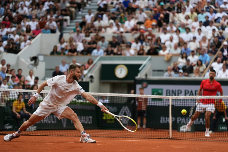 Corentin Moutet et Novak Djokovic à Roland-Garros le 29 mai 2025
