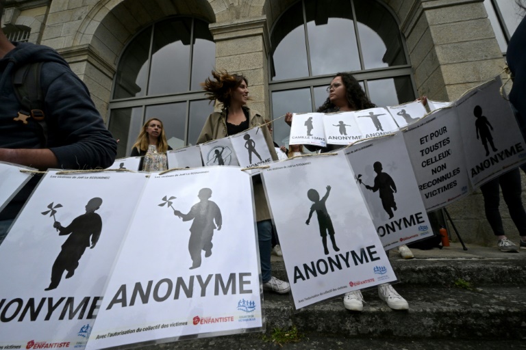 Manon Lemoine, porte-parole des victimes du chirurgien pédocriminel Joël Le Scouarnec, lors d'une manifestation devant le tribunal de Vannes (Morbihan) mercredi 28 mai 2025