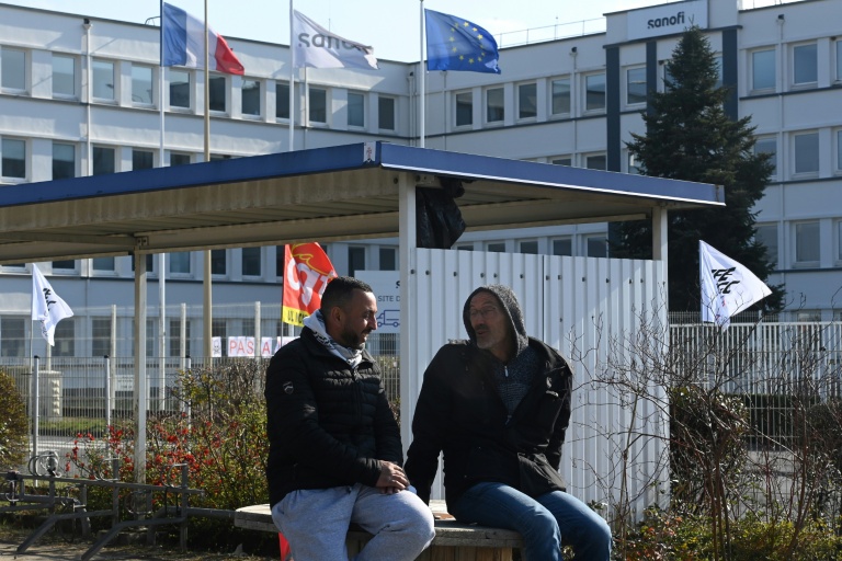 Des salariés assis devant l'usine Sanofi d'Amilly, le 17 mars 2025