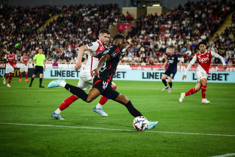 Le Lyonnais Ainsley Maitland-Niles au duel avec le Monégasque Caio Henrique lors de la victoire de Monaco contre l'OL en Ligue 1 au stade Louis-II de Monaco le 10 mai 2025