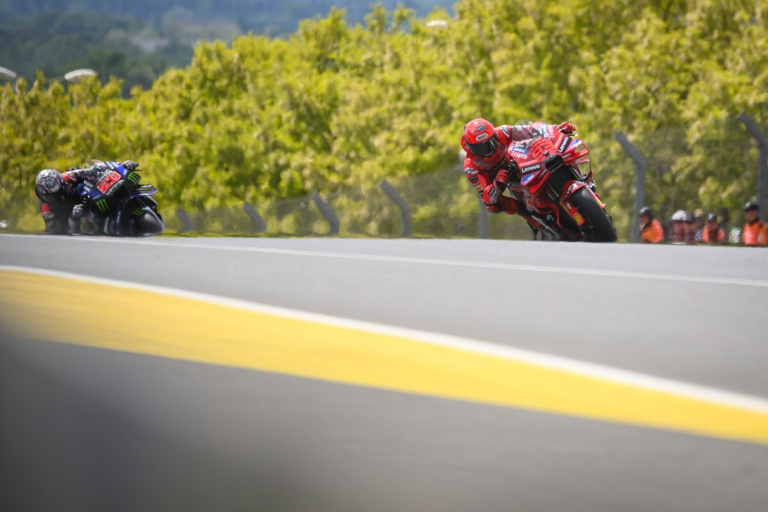Marc Marquez (à droite), pour Ducati, devance Fabio Quartararo (Yamaha), lors de la course sprint du GP de France sur le circuit du Mans, le 10 mai 2025.