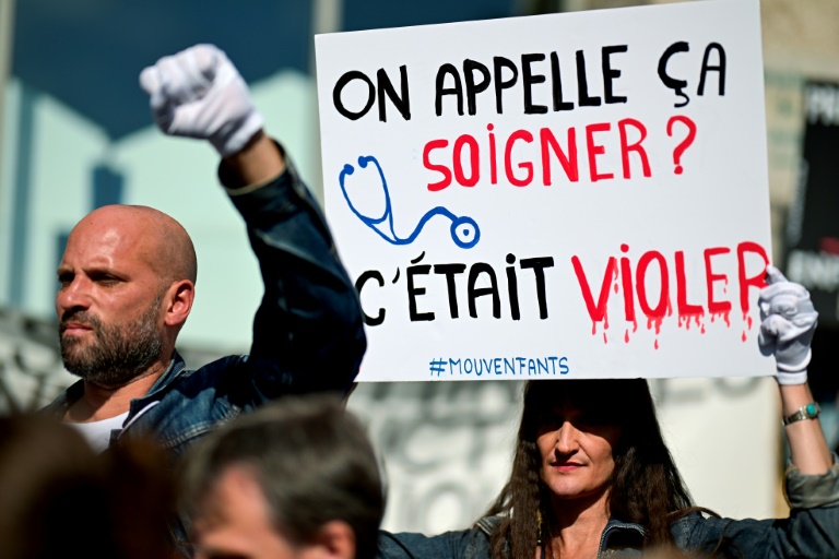 Manifestation devant la cour criminelle du Morbihan à Vannes, le 19 mai 2025, pendant le procès du chirurgien pédocriminel Joël Le Scouarnec