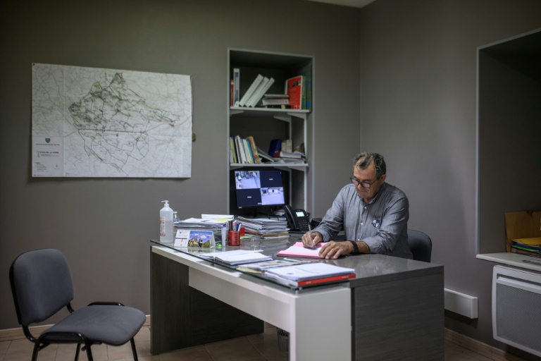 Raymond Frede, maire de Saint-Germain-des-Prés, dans son bureau, le 7 mai 2025 dans le Tarn