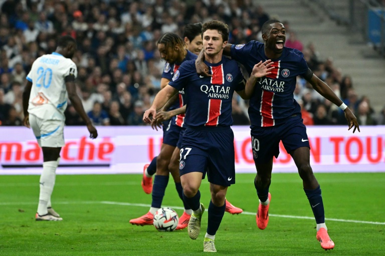 Joao Neves félicité par son capitaine Ousmane Dembélé aprs avoir marqué pour Paris contre Marseille au stade Vélodrome le 27 octobre 2024 à Marseille