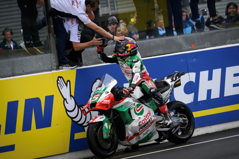 Johann Zarco fête avec son équipe LCR-Honda sa victoire après avoir passé la ligne d'arrivée du GP de France moto le premier le 11 mai 2025 sur le circuit Bugatti au Mans en France