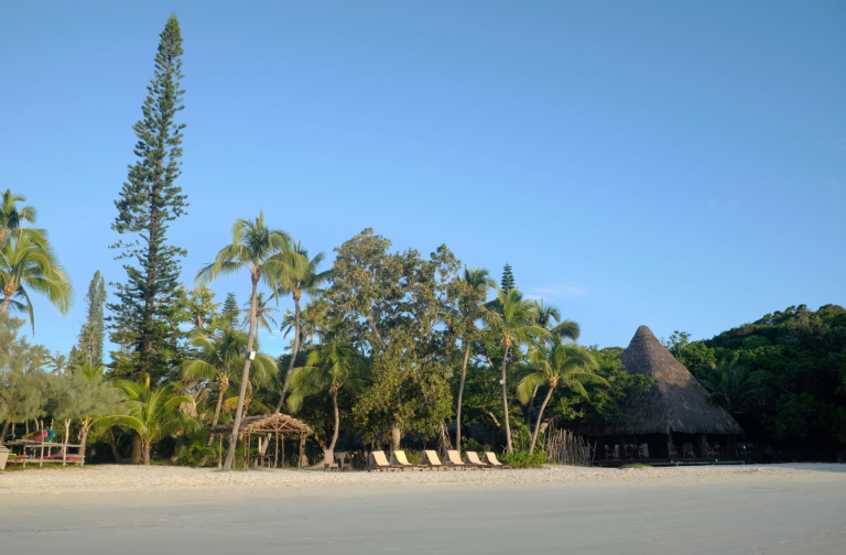 Des installations hôtelières, sur la plage de Kanumera, sur l'Île des Pins, en Nouvelle-Calédonie, le 17 mai 2021