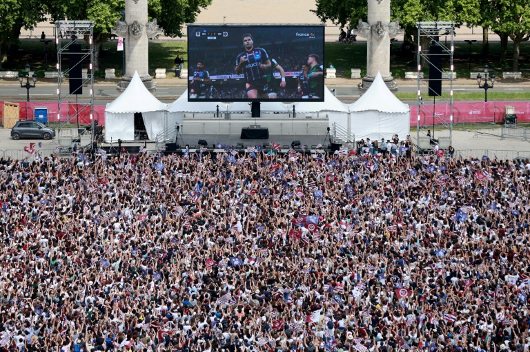 Les supporters de l'Union Bordeaux-Bègles rassemblés Place des Quinconces à Bordeaux le 24 mai 2025