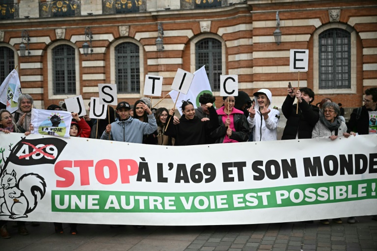 Des membres des associations opposées au projet d'autoroute A69 entre Castres et Toulouse manifestent à Toulouse, le 27 février 2025 en Haute-Garonne