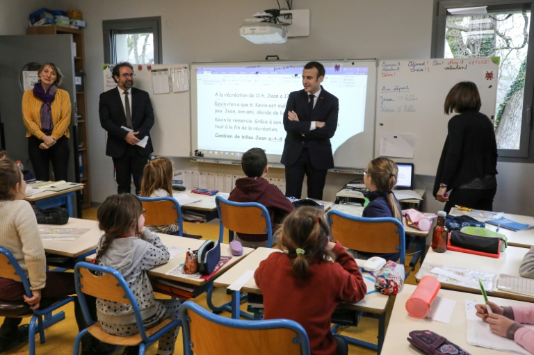 Le président Emmanuel Macron visite l'école de Saint-Sozy, dans le Lot, le 18 janvier 2019