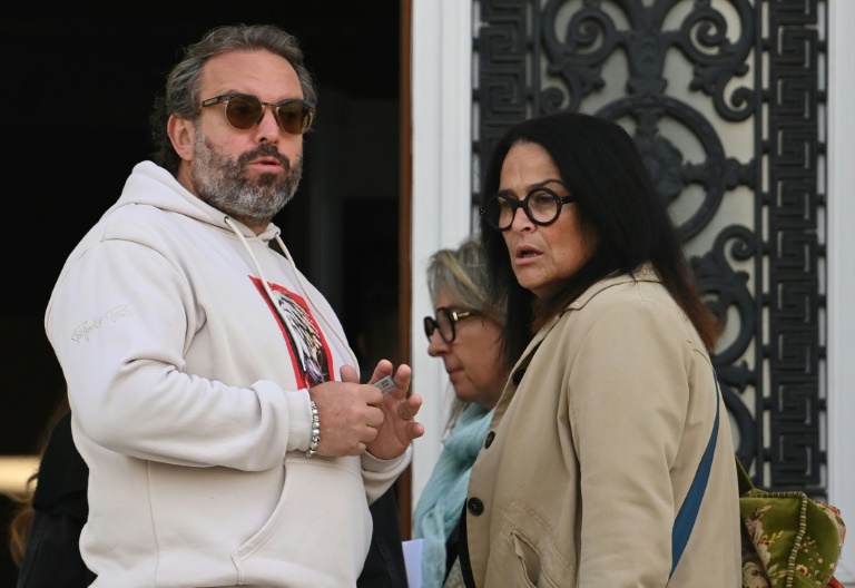 Christophe Marchais, père de Matisse, 15 ans, poignardé en pleine rue à Châteauroux en avril 2024, devant le tribunal pour enfants de Châteauroux, aux côtés de son avocate Florence Chaumette, le 26 mai 2025.