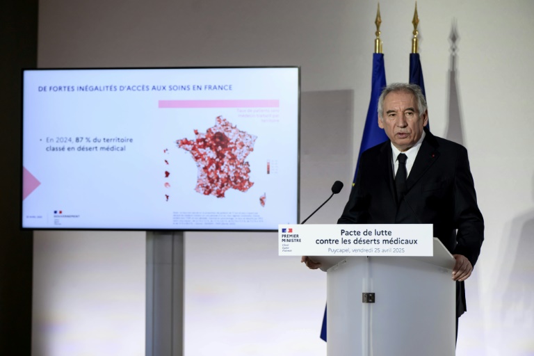 Déplacement de François Bayrou dans le Cantal, le 25 avril 2025, sur le thème de l'accès aux soins médicaux
