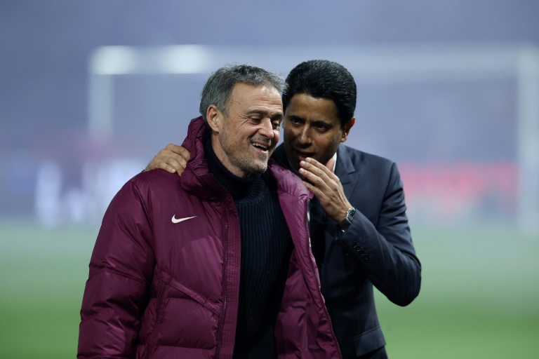 Le président du PSG Nasser al-Khelaifi en discussion avec l'entraîneur Luis Enrique avant un match de Ligue 1 contre Monaco, le 7 février 2025