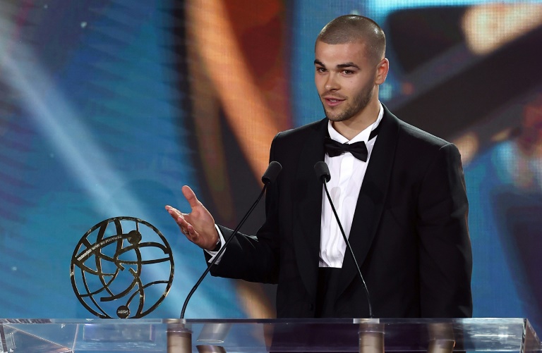 Le gardien de Lille Lucas Chevalier élu meilleur gardien de Ligue 1, lors de la cérémonie des trophées UNFP, le 11 mai 2025 à Paris