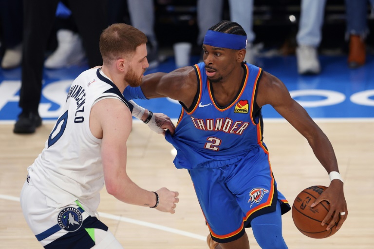 Shai Gilgeous-Alexander (D) face à Donte DiVincenzo, des Minnesota Timberwolves, lors de la victoire décisive du Thunder le 28 mai 2025 à Oklahoma City