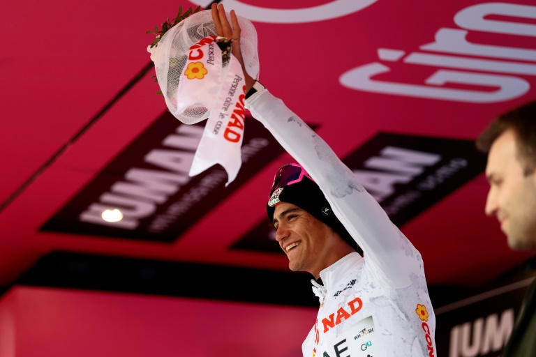 Le Mexicain Isaac Del Toro en maillot blanc sur la première marche du podium après avoir remporté la 17e étape du Giro le 28 mai 2025 à Bormio en Italie