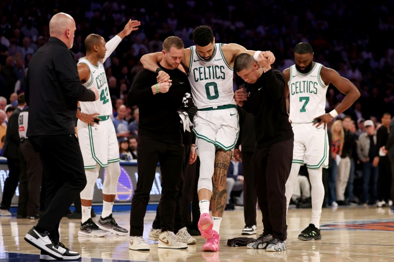 L'ailier des Boston Celtics Jayson Tatum sort blessé lors du match 4 du deuxième tour des play-offs de la Conférence Est contre les New York Knicks, le 12 mai 2025 au Madison Square Garden