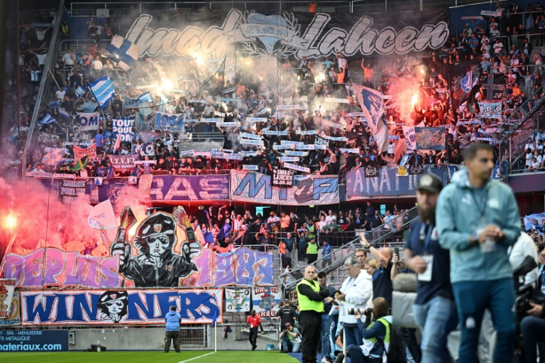 Les supporters marseillais allument des fumigènes et chantent lors du match de l'OM face au Havre au stade Océane, le 10 mai 2025