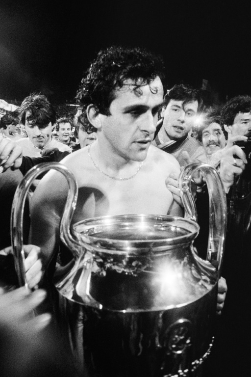 Michel Platini, vedette de la Juventus, reçoit le trophée de la Ligue des champions après la finale Juventus-Liverpool finalement disputée le 29 mai 1985 au stade du Heysel (Belgique), malgré les incidents qui ont fait 39 morts et des centaines de blessés avant le match.