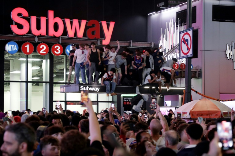 Des supporteurs des Knicks de New York célèbrent la victoire de leur équipe en playoffs de NBA contre les Boston Celtics, à New York le 16 mai 2025
