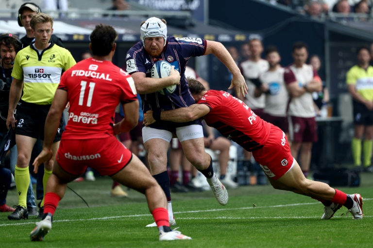 Charge du flanker de Bordeaux-Bègles Maxime Lamothe, plaqué par l'ouvreur de Toulouse Paul Graou, en demi-finale de Champions Cup le 4 avril 2025 à Bordeaux