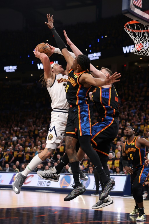 Aaron Gordon (g) lors du match N.1 des demi-finales de conférence NBA entre les Denver Nuggets et le Thunder, le 5 mai 2025 à Oklahoma City
