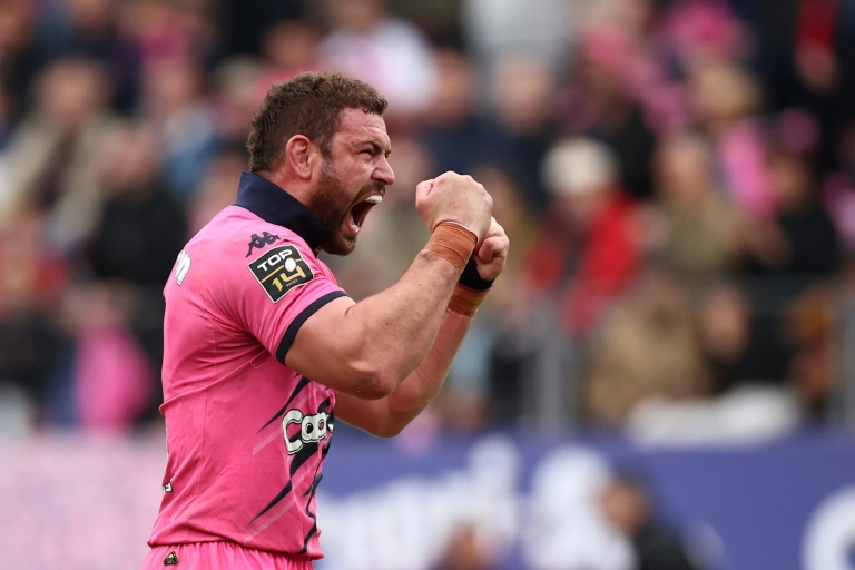 Le flanker du Stade français Romain Briatte célèbre la victoire des Parisiens face à Lyon, à Paris, le 17 mai 2025