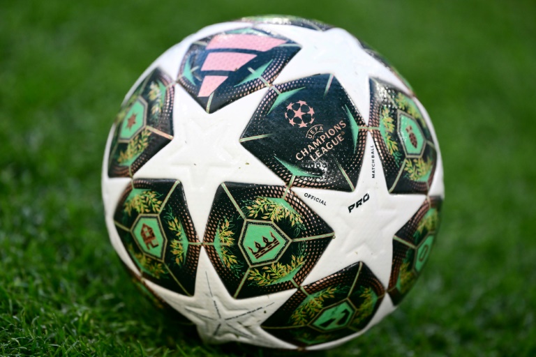 La ballon de match officiel de la Ligue des champions lors d'une séance d'entraînement à la veille de la finale entre l'Inter Milan et le Paris Saint-Germain (PSG) à Munich, dans le sud de l'Allemagne, le 30 mai 2025