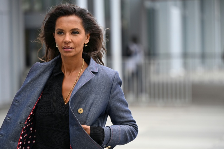 L'animatrice de télévision Karine Le Marchand quitte le palais de justice de Paris, le 26 mai 2025