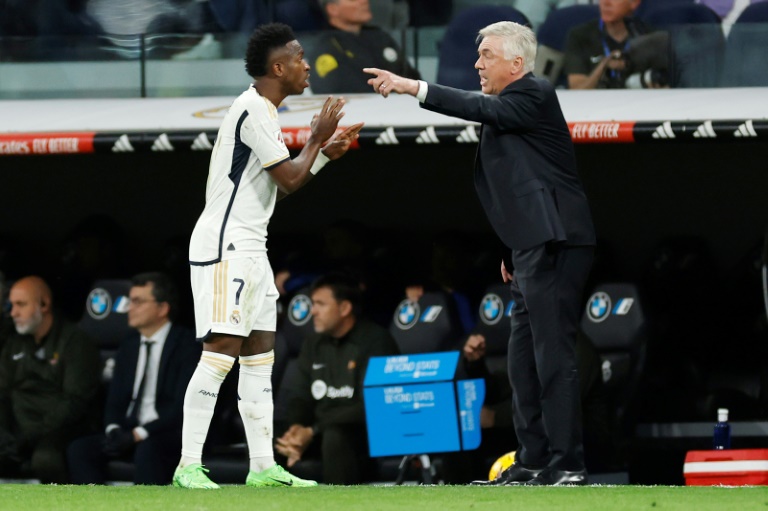 L'attaquant brésilien du Real Madrid Vinicius et l'entraîneur italien Carlo Ancelotti, le 21 avril 2024 au stade Santiago Bernabeu lors d'un match de championnat contre le FC Barcelone.
