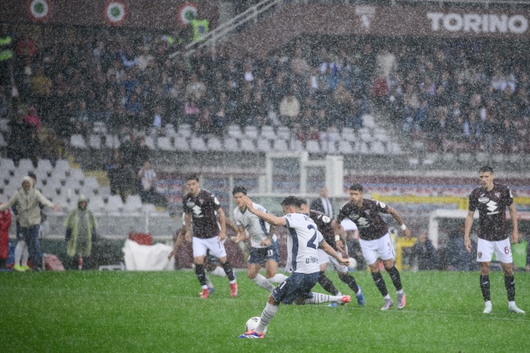 Le milieu de l'Inter Milan Kristjan Asllani marque sur penalty le deuxième but de son équipe face au Torino pour le compte de la 36e journée du Championnat d'Italie le 11 mai 2025