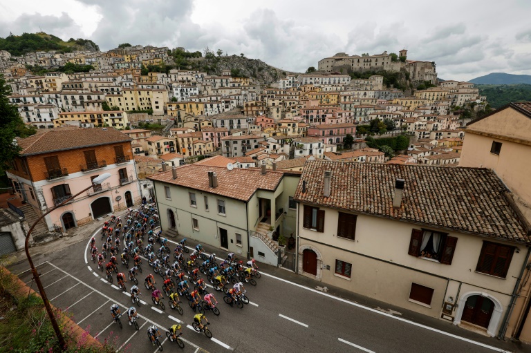 Le peloton traverse le village de Muro Lucano lors de la 6e étape du Tour d'Italie cycliste ralliant Potenza à Naples le 15 mai 2025.