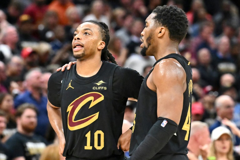 Les stars des Cavaliers Darius Garland (#10) et Donovan Mitchell (#45), battus par les Indiana Pacers, en play-offs de NBA, le 13 mai 2025 à Cleveland