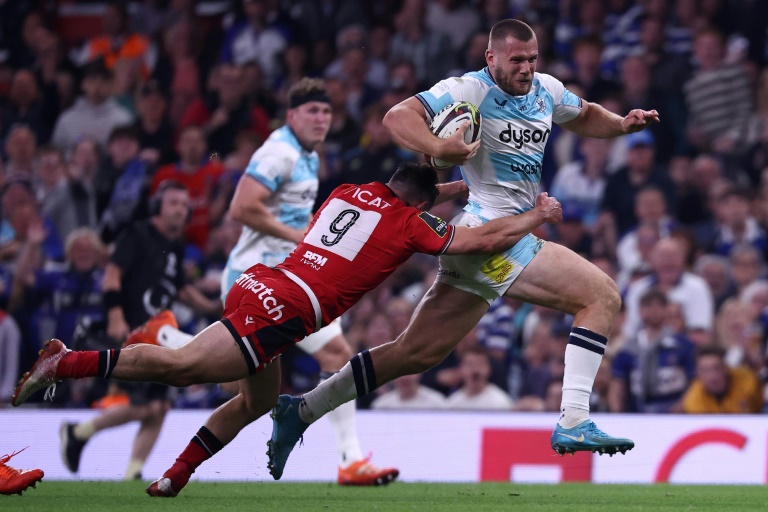 Le demi de mêlée du LOU Baptiste Couilloud (à gauche) au plaquage sur le centre de Bath Will Butt en finale de la Challenge Cup le 23 mai 2025 à Cardiff