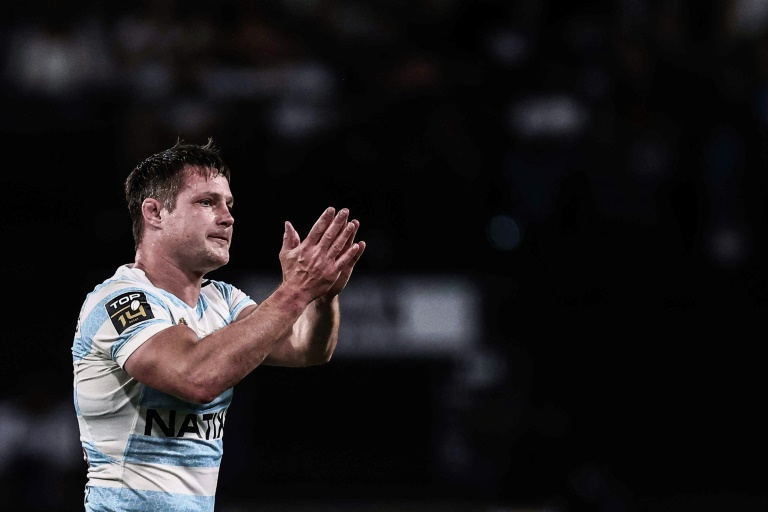 Le centre du Racing 92 Henry Chavancy salue le public à l'occasion de son départ du club, le 31 mai 2025 à Nanterre