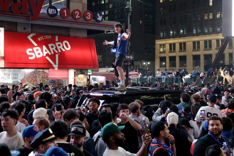 Les supporteurs des New York Knicks célèbrent la victoire de leur équipe, à New York, le 16 mai 2025