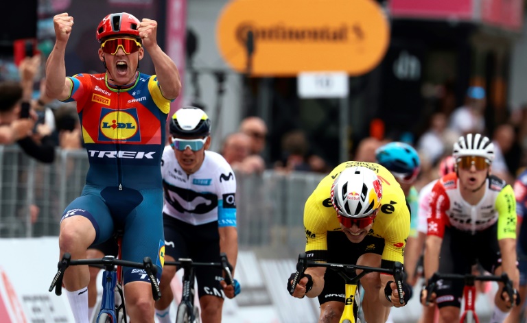 Le Danois Mads Pedersen vainqueur de la première étape du Giro devant le Belge Wout Van Aert, le 9 mai 2025 à Tirana