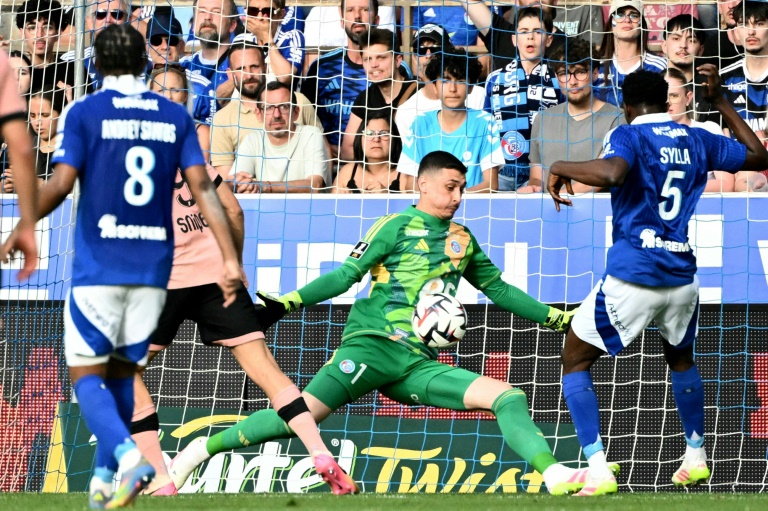 Le gardien serbe de Strasbourg Djordje Petrovic réalise un arrêt lors de la victoire alsacienne face au Paris SG (2-1), le 3 mai 2025 à Strasbourg