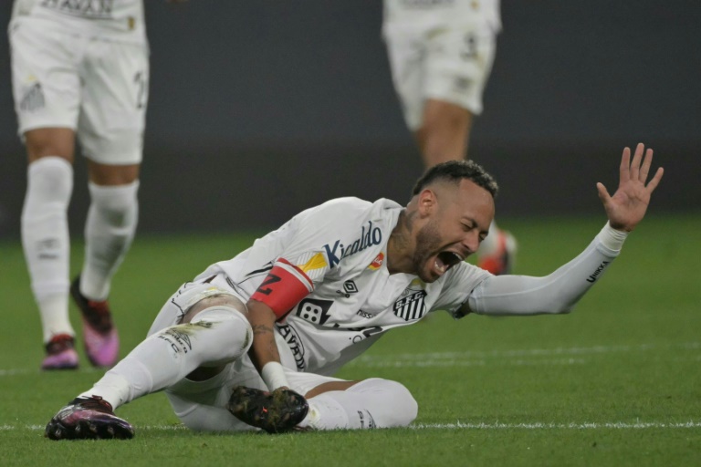 L'attaquant brésilien de Santos Neymar se plaint lors d'un match contre Corinthians à l'Arena Corinthians de Sao Paulo le 12 février 2025.