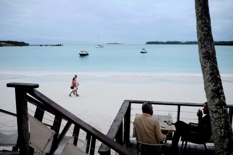 Un couple de touristes sur une plage de la baie de Kuto, sur l'île des Pins, en Nouvelle-Calédonie, le 18 mai 2021
