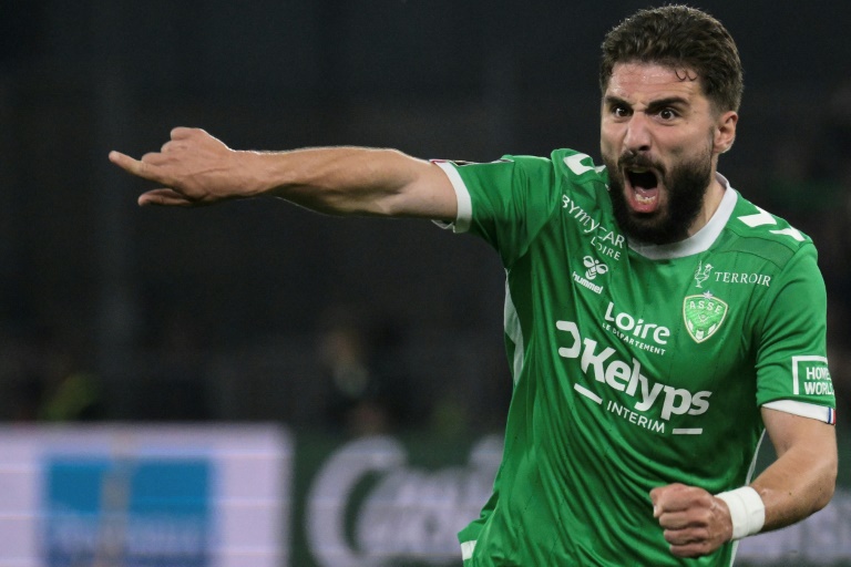 L'attaquant géorgien de Saint -Etienne Zuriko Davitashvili lors du match de L1 contre l'AS Monaco au stade Geoffroy-Guichard le 3 mai 2025 à Saint-Etienne en France