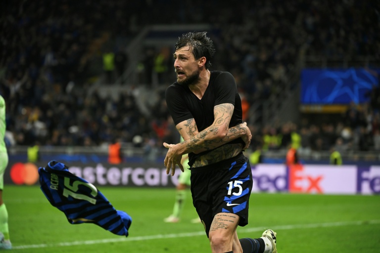 Le défenseur de l'Inter Milan Francesco Acerbi retire son maillot pour fêter son égalisation contre le FC Barcelone le 6 mai 2025 à San Siro
