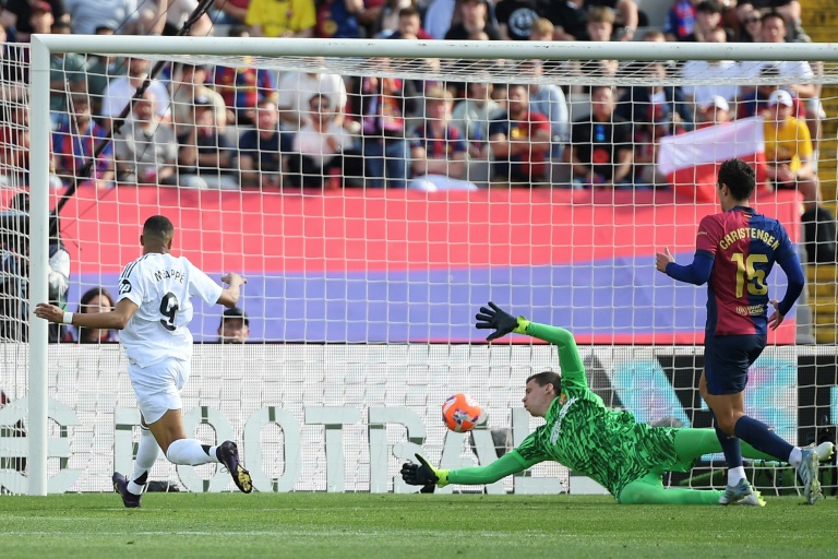 L'attaquant du Real Madrid Kylian Mbappe marque son troisième but dimanche dans le Clasico contre le FC Barcelone, au stade Olympique de Barcelone.