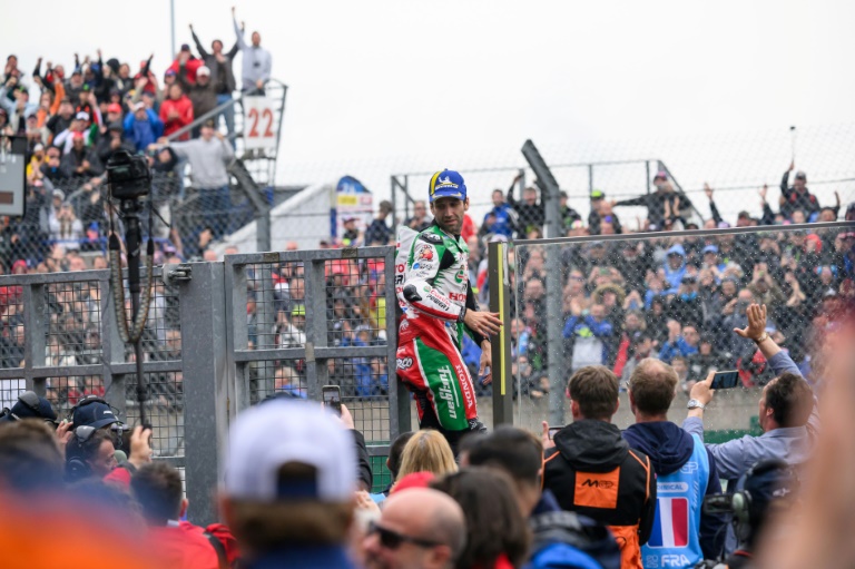 Le vainqueur du GP de France moto Johann Zarco quitte le parc fermé de l'arrivée pour aller saluer les spectateurs des tribunes après sa victoire le 11 mai 2025 au Mans en France