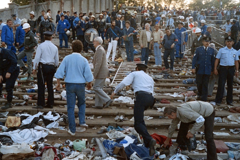 Les tribunes du stade du Heysel après le mouvement de foule qui a fait 39 morts et plus de 500 blessés lors de la finale de la Coupe des clubs champions entre la Juventus Turin et Liverpool à Bruxelles le 29 mai 1985.