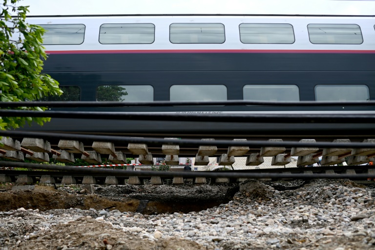 Un train TGV reliant Toulouse et Bordeaux est arreté à Tonneins suite aux trombes d'eau qui ont endommagé les rails, le 20 mai 2025